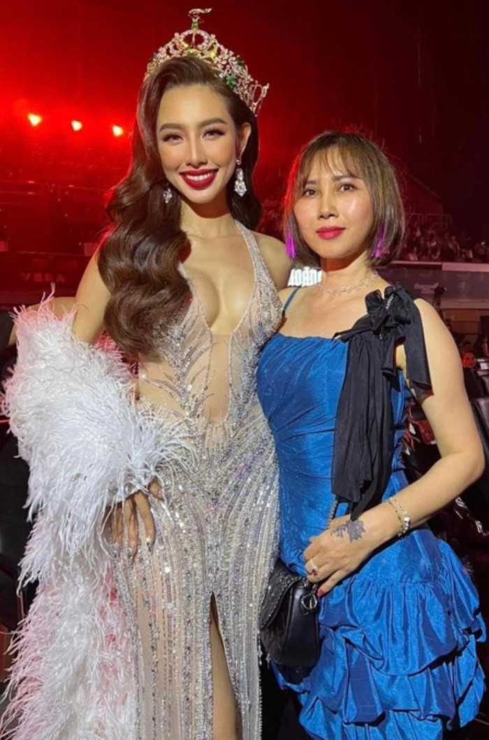 Mẹ của Thùy Tiên ở tuổi trung niên vẫn giữ được những đường nét xinh đẹp và trẻ trung. 