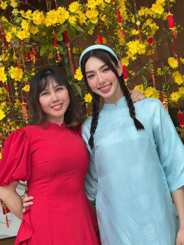 Mẹ Thuỳ Tiên được nhận xét trẻ hơn so với tuổi. 