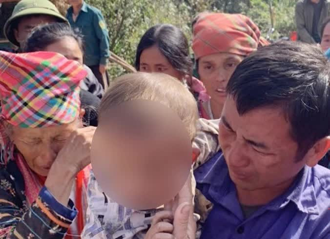 Sau gần 20 giờ tìm kiếm, bé trai đã được tìm thấy. Ảnh: Người Lao Động