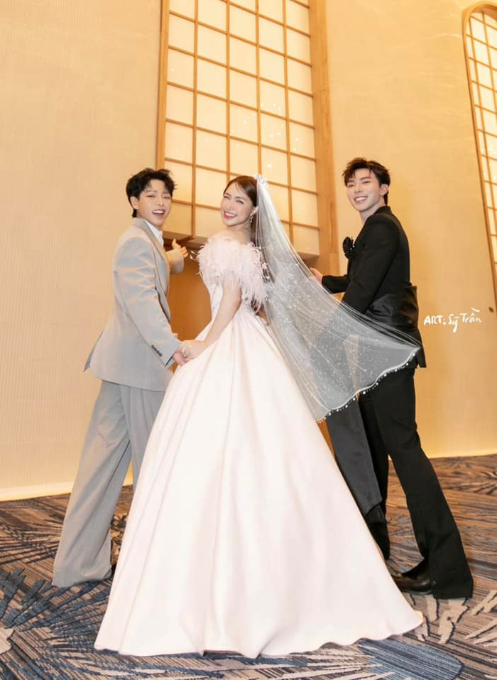 Đức Phúc còn chia sẻ thêm hình ảnh họa sĩ Sỹ Trần 'hô biến'cho bộ váy của Hòa Minzy. Nam ca sĩ nói thêm: 'Không thích búi cục thì hay mình thả tóc xuống nghen'