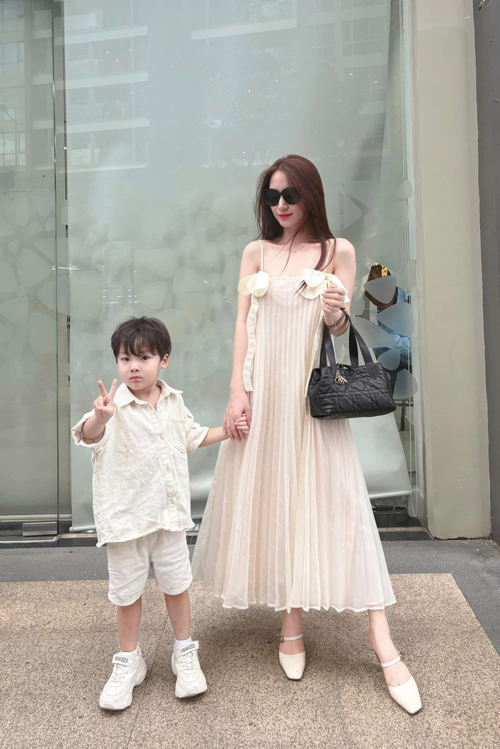 Hòa Minzy luôn cố gắng quan tâm đến bé Bo, cô thường đưa nhóc tỳ đi khám phá những điều mới