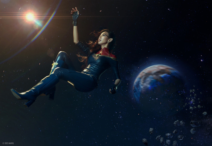 Tạo hình thứ hai, cô được mặc trang phục chiến đấu của Captain Marvel, được kết hợp từ 2 màu đỏ - xanh và huy hiệu ngôi sao ngay giữa ngực.