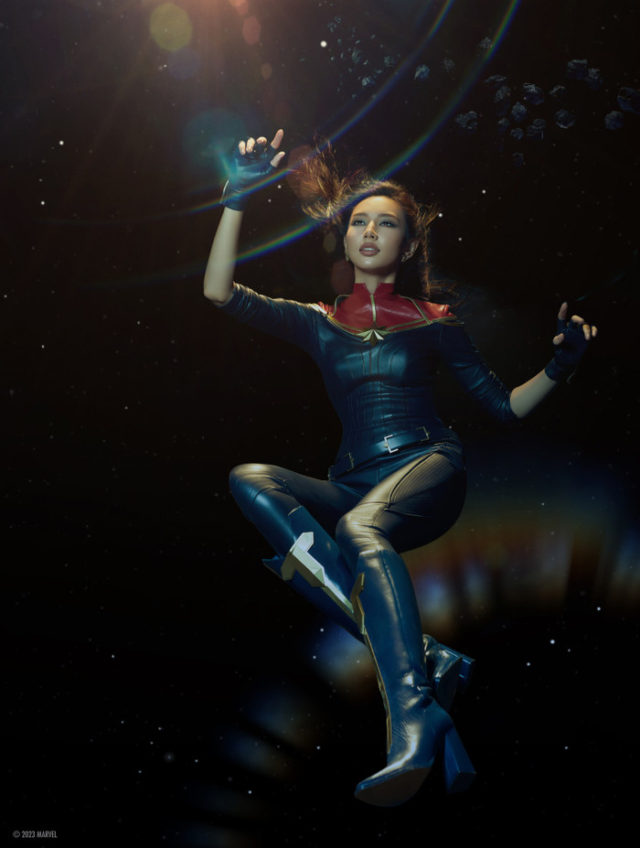 Điểm khác biệt duy nhất của Thùy Tiên với bản gốc là thay vì để mái tóc vàng như Carol Danvers.