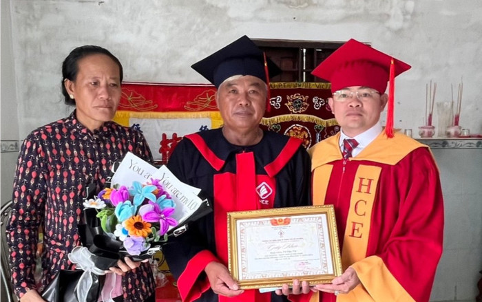 Ba thay con trai đã qua đời mặc lễ phục, nhận bằng tốt nghiệp xếp loại xuất sắc Ảnh 2