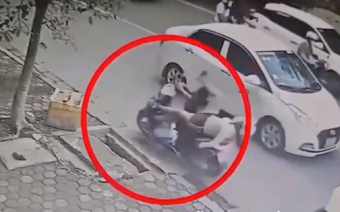 Đi xe máy cùng con nhỏ, người mẹ nhận cái kết đau đớn và bài học cho các bậc phụ huynh Ảnh 2