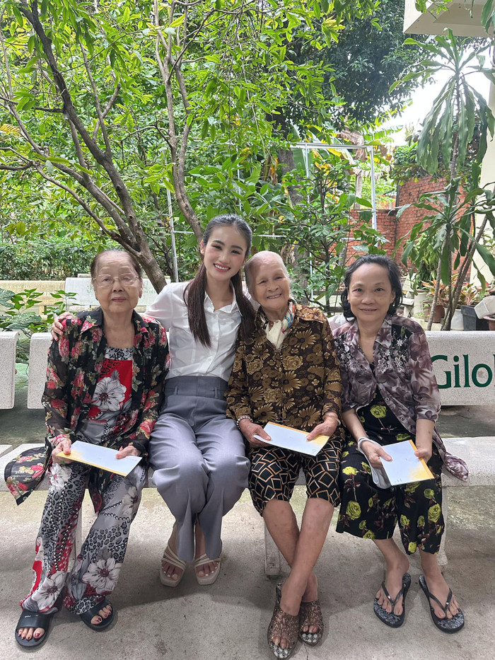 Ý Nhi khá chăm chỉ tham gia những dự án cộng đồng, hoạt động thiện nguyện trong thời gian nhiệm kỳ ngắn ngủi.