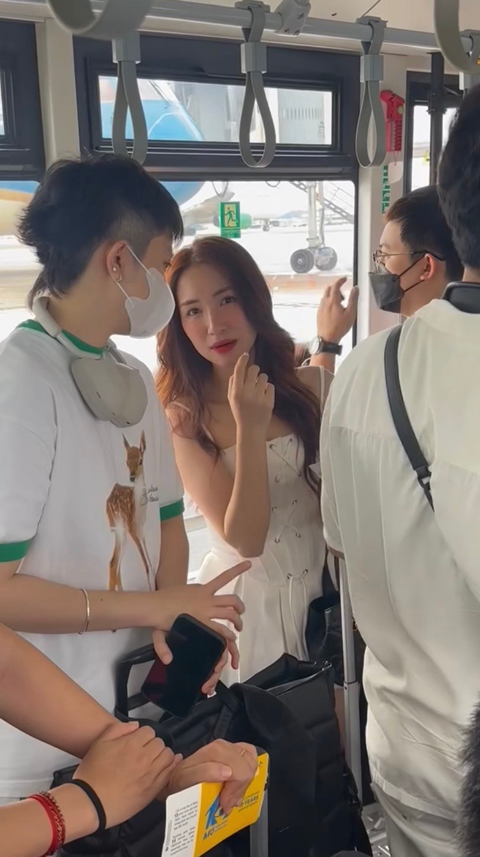 Trong chuyến đi cùng với Puka và Gin Tuấn Kiệt, Hòa Minzy, Gil Lê cũng có mặt