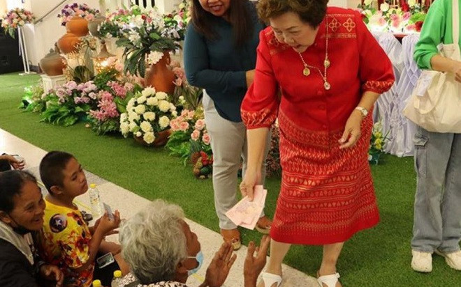 Nữ đại gia chở 1,2 tỷ về quê phát cho 6.000 người Ảnh 2