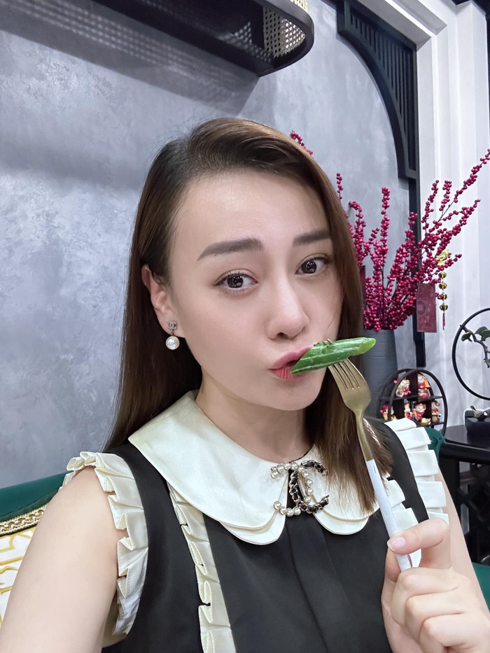 Diễn viên Phương Oanh khoe ảnh mới trên trang cá nhân sau khi xác nhận mang thai đôi.