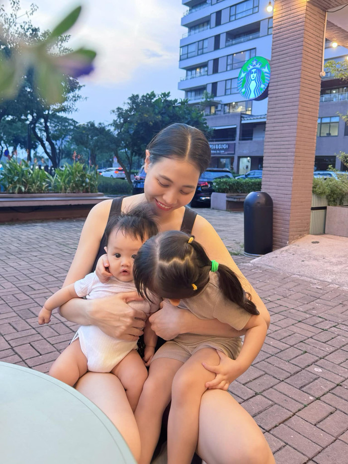 Đàm Thu Trang diện đồ đơn giản, hào hứng đưa các nhóc tỳ đi dạo phố cuối tuần. 