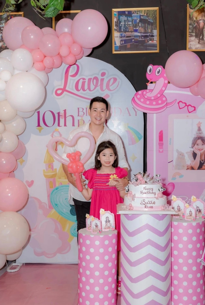 Mặc dù xa nhau về mặt địa lý nhưng tình cảm giữa Phùng Ngọc Huy và con gái Lavie luôn ngọt ngào, ấm áp.