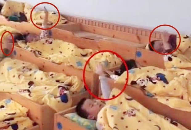 Sau khi đã nằm ngủ trưa theo yêu cầu của giáo viên, các em học sinh bất ngờ 'trúng chiêu' khi được cô giáo hỏi: 'Ai đã ngủ rồi thì giơ tay lên'.