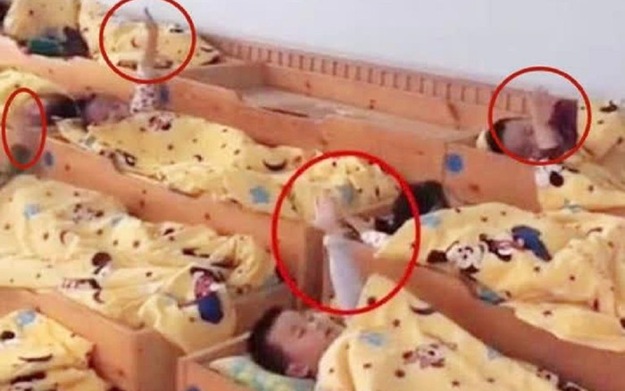 Mắt nhắm nghiền tỏ vẻ đã ngủ say ở giờ nghỉ trưa, HS mầm non vẫn trúng chiêu của cô giáo Ảnh 2