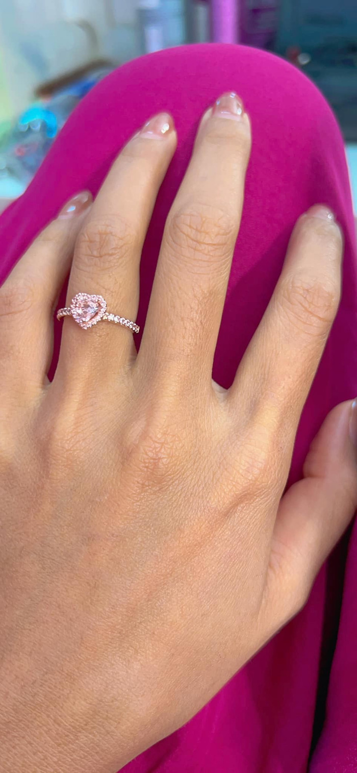 Việc H'Hen Niê đeo nhẫn ở ngón áp út lại càng khiến nhiều người tin rằng cô có thể chuẩn bị sắp kết hôn