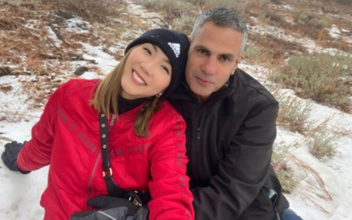 Nữ siêu mẫu miệt mài livestream bán hàng trước 1 tiếng ra toà ly hôn, áp lực ngửa tay xin tiền chồng Ảnh 2