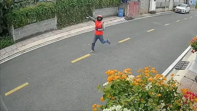 Phát hiện mất xe máy và thùng hàng, nam shipper chạy bộ đuổi theo nhưng bất thành