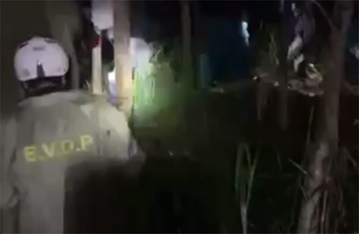 Lực lượng chức năng vào rừng tìm kiếm người đi lạc ngay trong đêm