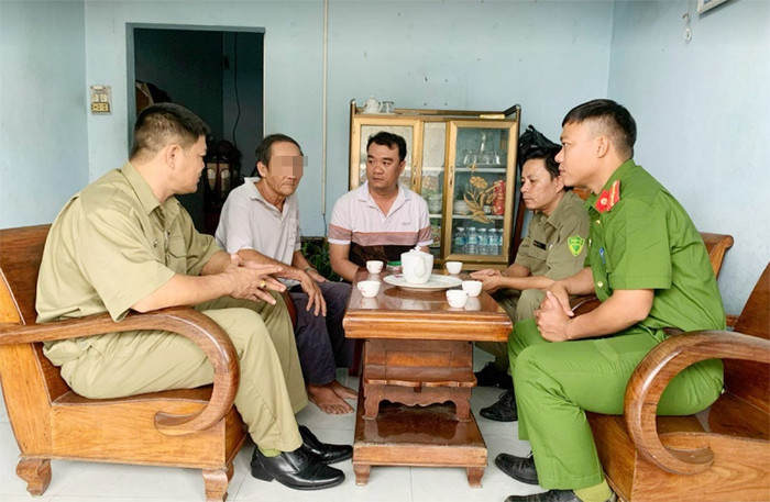 Ông L.V.L (thứ 2 từ trái sang) được đưa về nhà an toàn