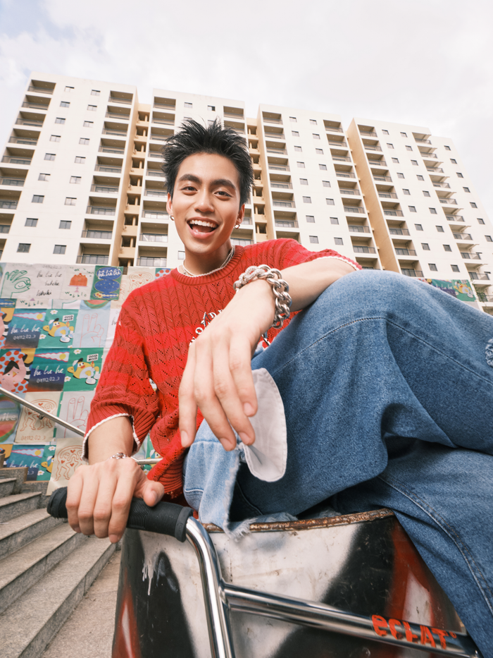 Dự án gồm 4 bài hát, trong đó nổi bật là MV đầu tiên trong EP mang tên Cười lên.