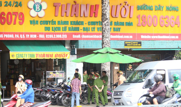 Trước đó, vào ngày 26/10, Công an kiểm tra tại trụ sở và nhiều chi nhánh của nhà xe Thành Bưởi ở TP.HCM. Ảnh: TTO