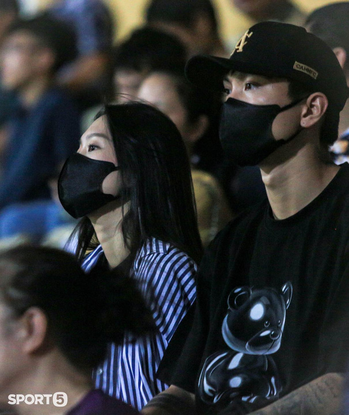 . Cặp đôi diện nguyên 'cây đen', bịt kín tránh sự chú ý của khán giả. 