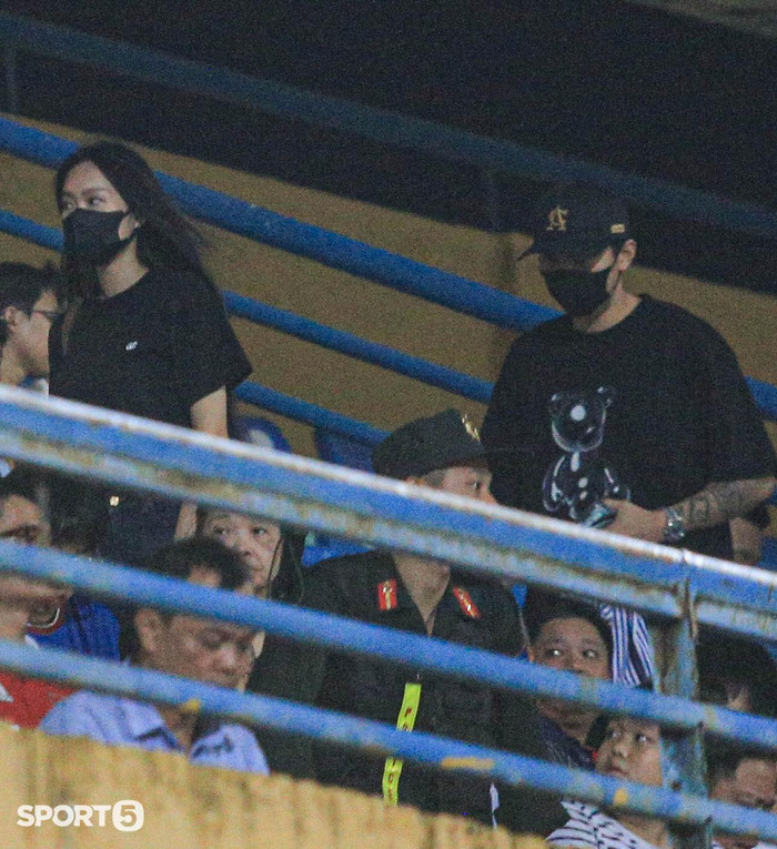 Bận rộn nhiều công việc trước thềm đám cưới nhưng Đoàn Văn Hậu và Doãn Hải My đều có mặt trong tất cả các trận đấu để cổ vũ đồng đội. 