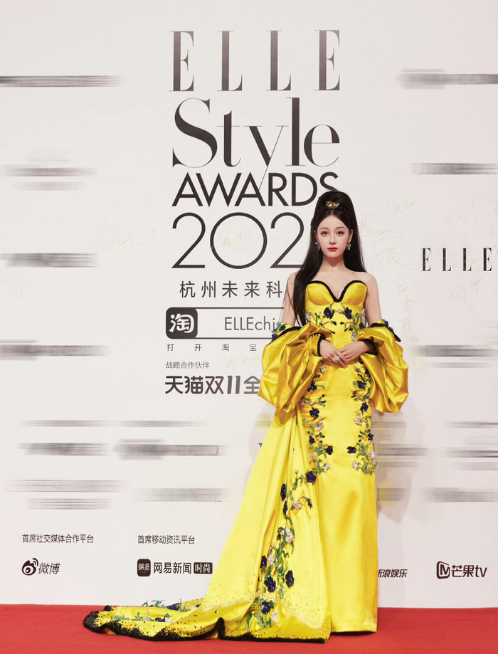 Bộ trang phục gây tranh cãi của Địch Lệ Nhiệt Ba.