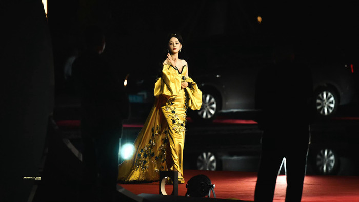 Cả Dương Tử và Địch Lệ Nhiệt Ba đều đi thảm đỏ trước Lý Hiện.