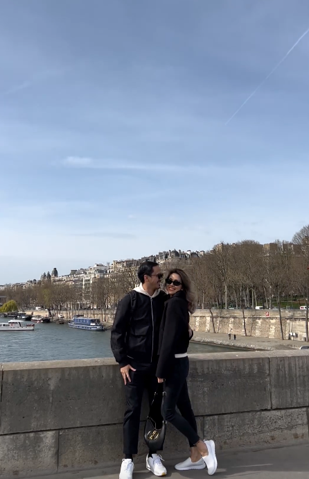 Hà Tăng và Louis Nguyễn diện đồ 'ton sur ton' mừng kỉ niệm 11 năm ngày cưới. 