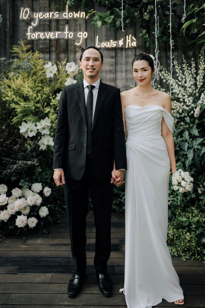 Năm ngoái, Hà Tăng và Louis Nguyễn ăn mừng 10 năm ngày cưới với outfit hệt 'cô dâu - chú rể'. 