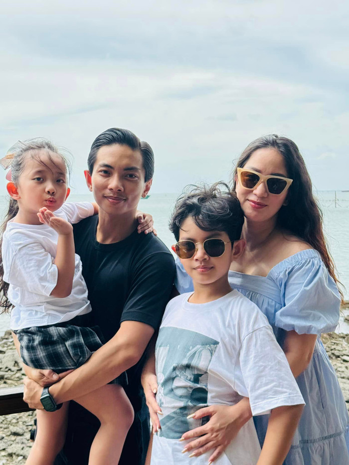Vợ chồng Khánh Thi, Phan Hiển ăn vận trẻ trung, năng động và vui vẻ chụp hình với các con