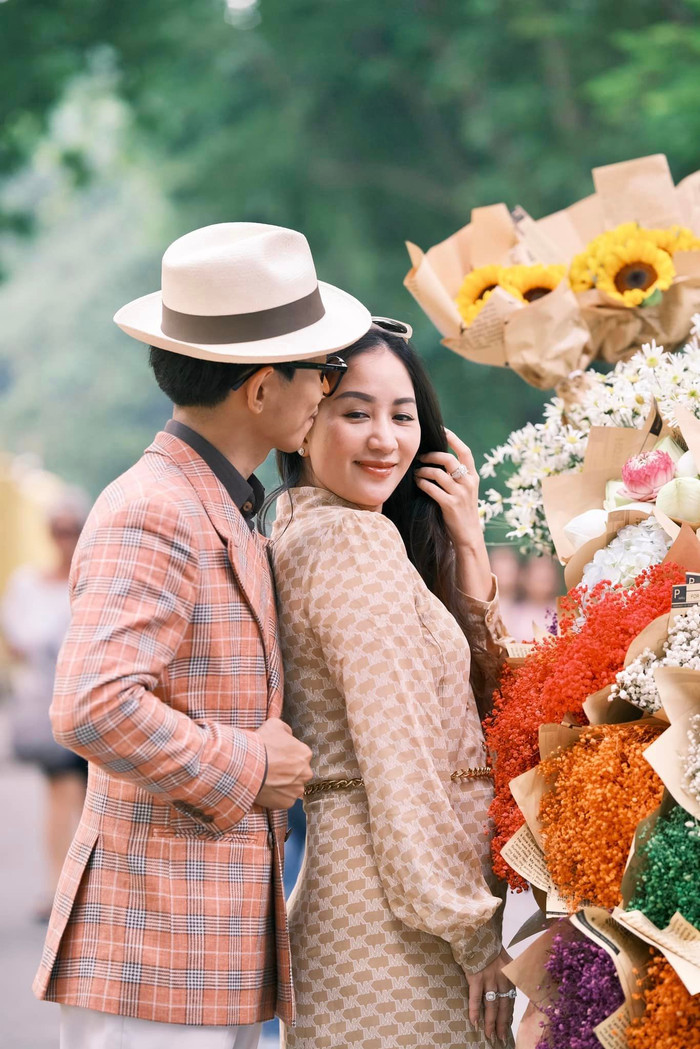 Cuộc sống hôn nhân ngập tràn hạnh phúc khiến Khánh Thi ngày càng trở nên trẻ trung, quyến rũ