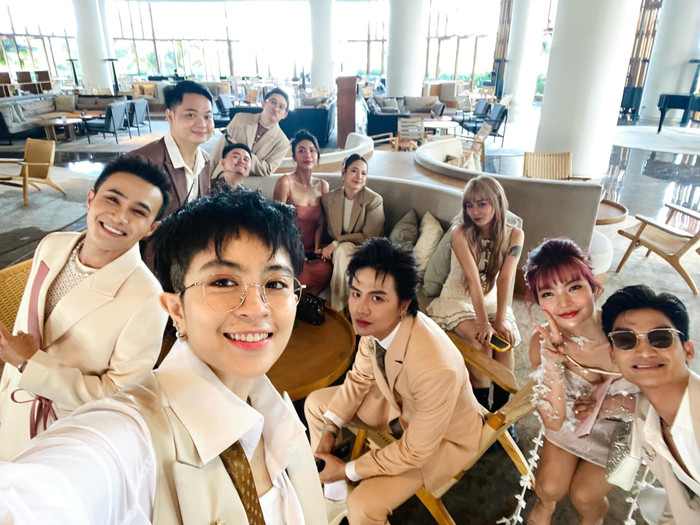 Gil Lê hào hứng cho biết: 'Hôm qua say chưa kịp tỉnh thì nay lại lâng lâng tiếp ạ'