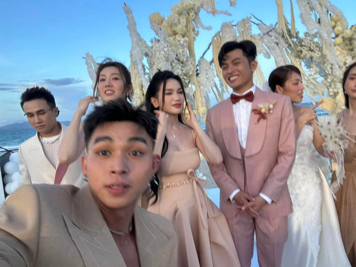 Puka và Gin Tuấn Kiệt đều lựa chọn trang phục cưới với tông màu sáng. Chú rể thì diện vest hồng, đeo nơ đỏ. Còn cô dâu lựa chọn bộ váy cưới màu trắng, khéo khoe bờ vai trần đầy quyến rũ