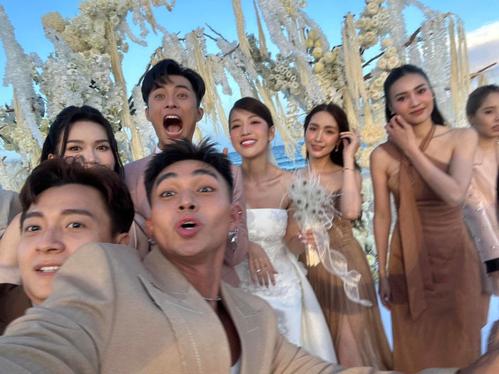 Trong khung hình, dễ dàng nhận thấy Jun Phạm, Ngô Kiến Huy, Sĩ Thanh, Hòa Minzy, Lan Ngọc đã có mặt tại tiệc cưới của Puka và Gin Tuấn Kiệt