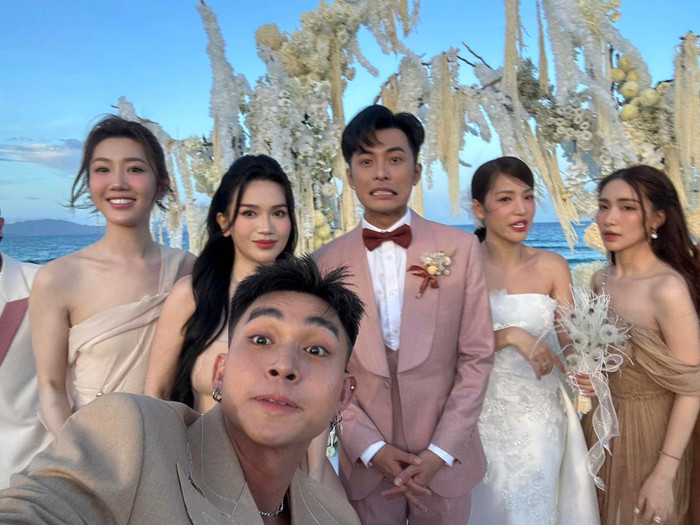 Để có thể 'bắt trọn' khoảnh khắc cùng Puka và Gin Tuấn Kiệt, Jun Phạm đã thốt lên: 'Quá trời khách chỉ có cách này mới chụp chung!'