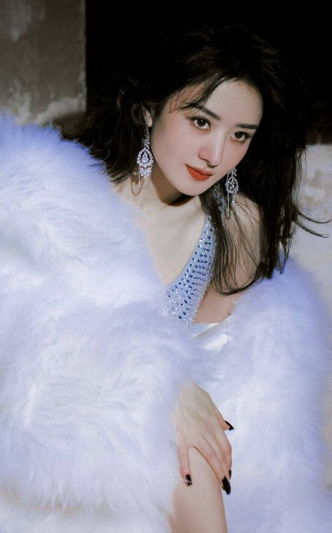 Triệu Lệ Dĩnh bất ngờ bị o ép, còn phải tự hủy lịch trình tại Elle Thịnh Điển 2023 Ảnh 2