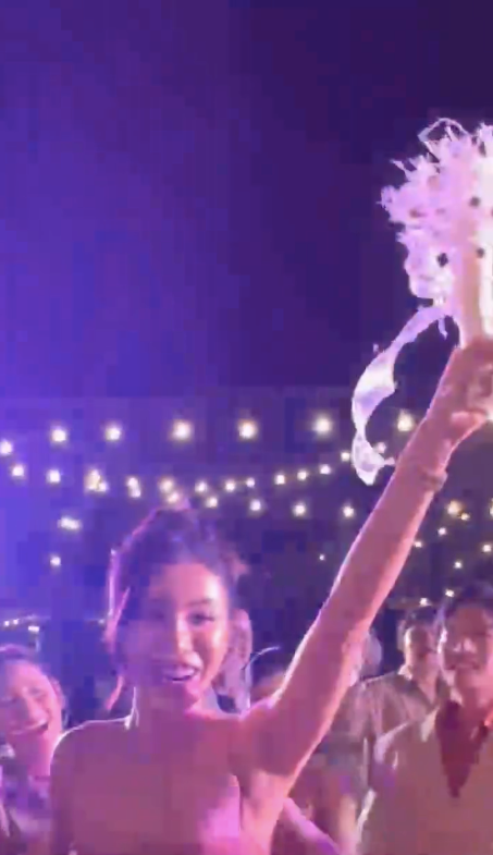 Loạt khoảnh khắc vui mừng, hạnh phúc của Minh Tú khi cầm trong tay hoa cưới của Puka và Gin Tuấn Kiệt. 