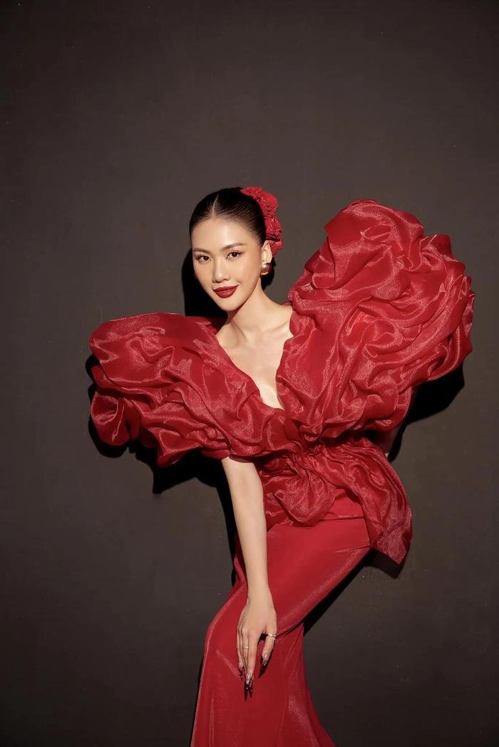 Bùi Quỳnh Hoa thay outfit thứ hai trong ngày đầu tại Miss Universe: Còn nhạt nhòa, có nguy cơ 'lép vế'? Ảnh 5