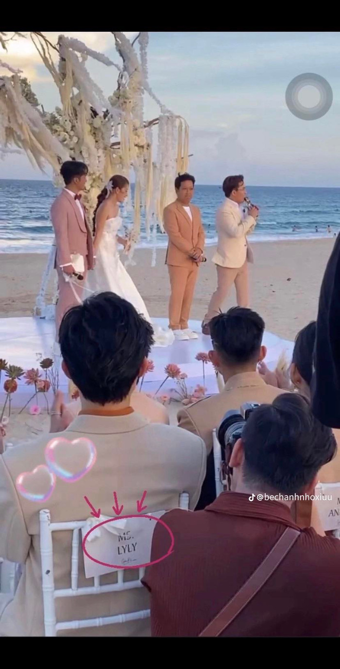 LyLy và Anh Tú ngồi nhầm ghế của nhau trong quá trình diễn ra hôn lễ.