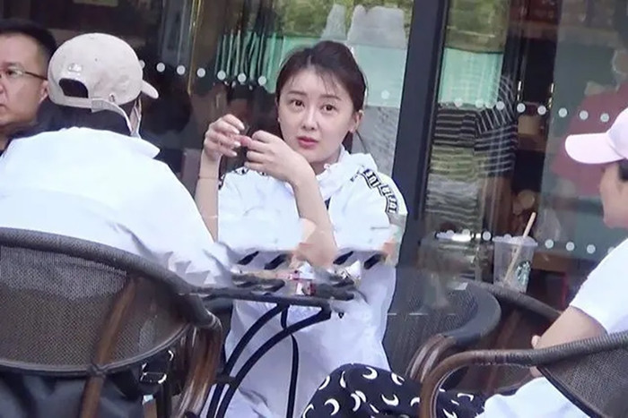 Cô nàng bị bắt gặp làm nhiều nghề để trang trải cuộc sống.