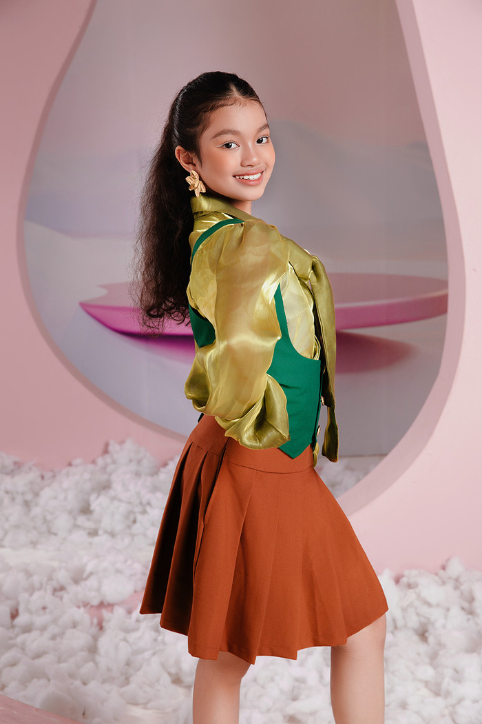 Mẫu nhí mang hai dòng máu Misaki Hoàng đang 'gây sốt' mạng xã hội.