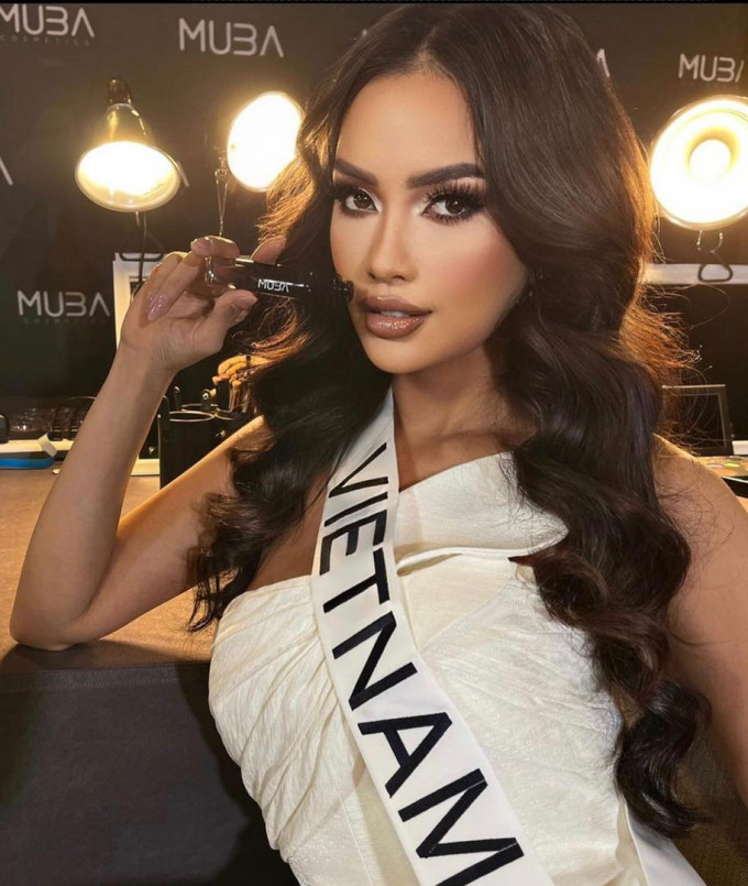 Ngọc Châu sau khi qua bàn tay của các chuyên gia trang điểm tại Miss Universe.