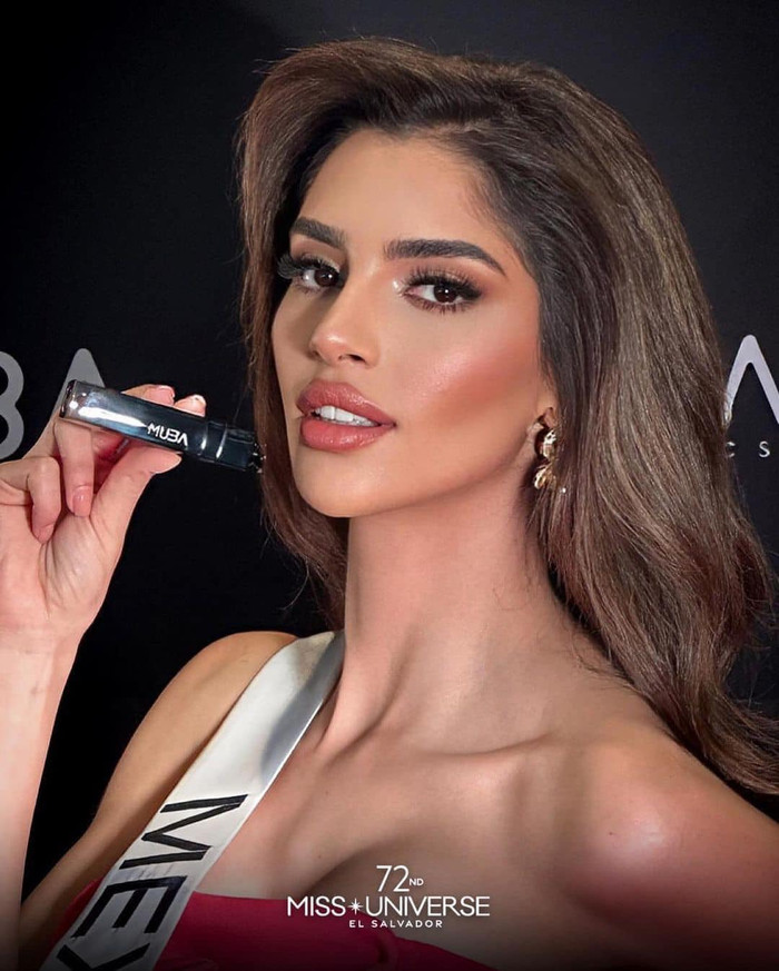 Đại diện Mexico khi được chuyên viên trang điểm của nhà tài trợ Miss Universe 'tô son đánh phấn'.
