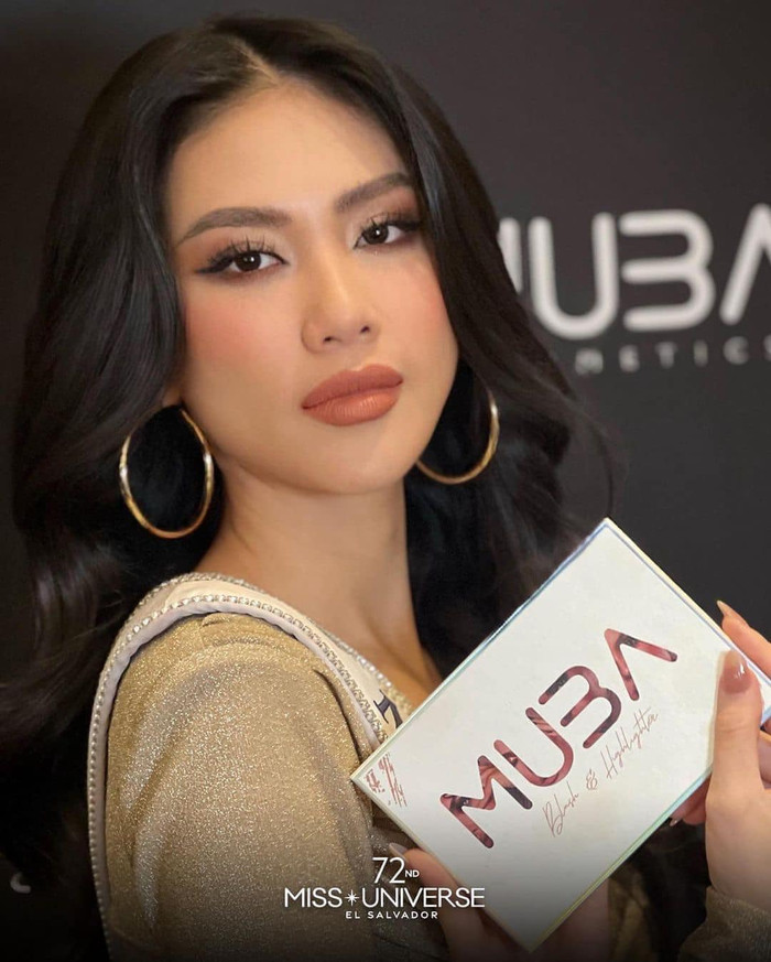 Bùi Quỳnh Hoa sau khi được các chuyên gia trang điểm của nhà tài trợ Miss Universe 'tô son đánh phấn'.