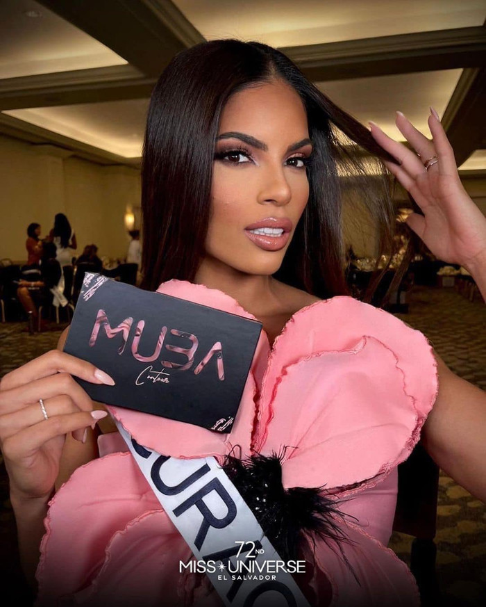 Đại diện của Curacao sau khi được trang điểm bởi các chuyên viên đến từ nhà tài trợ Miss Universe.