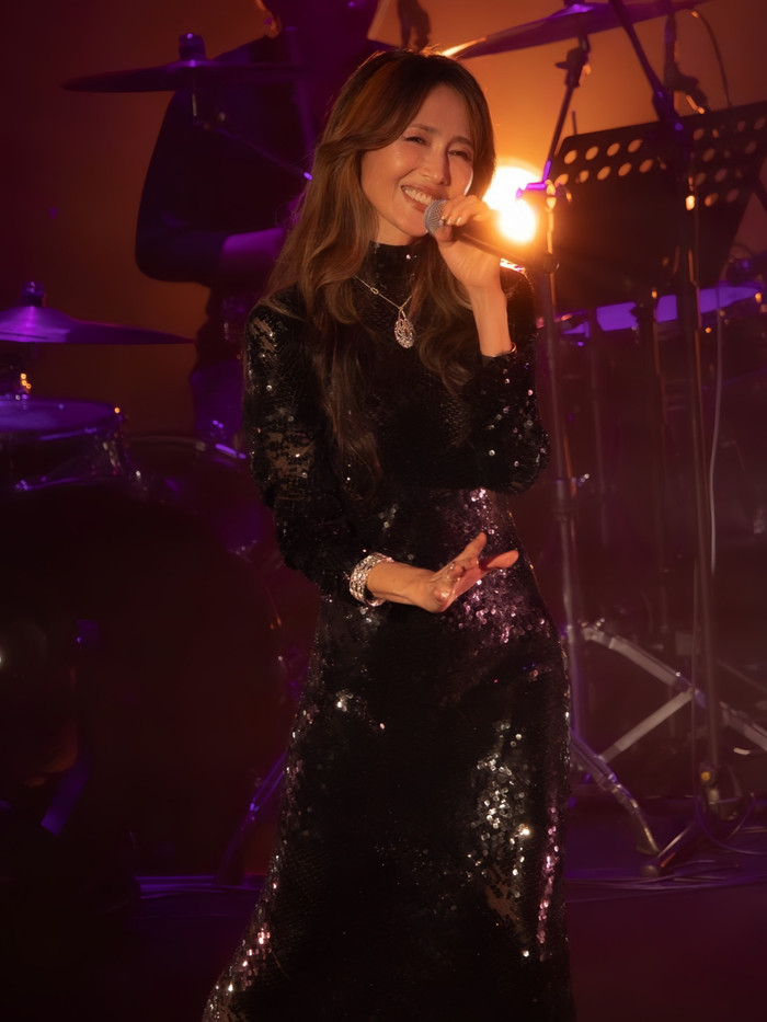 Trên sân khấu âm nhạc, mỹ nhân sinh năm 1970 khoác lên mình mẫu váy đen ôm sát, đính sequin cực kỳ sang trọng. Nữ ca sĩ khoe khéo vòng eo với lớp vải ren kiểu cách, thêu họa tiết cùng tông. Tuy nhiên, hình thể của Shizuka lại bị nhận xét quá gầy, thiếu sức sống.  