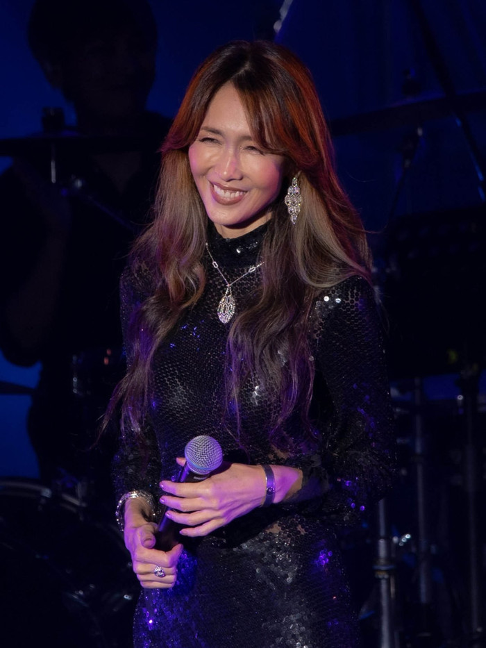 Các đường nét trong trẻo ngày nào giờ đã thế chỗ cho sự hốc hác, đặc biệt là đôi gò má của giọng ca 7x. Xung quanh cơ hàm, vùng cổ và các khóe, netizen cũng dễ dàng bắt gặp nếp nhăn cũng như phần da chảy xệ.  