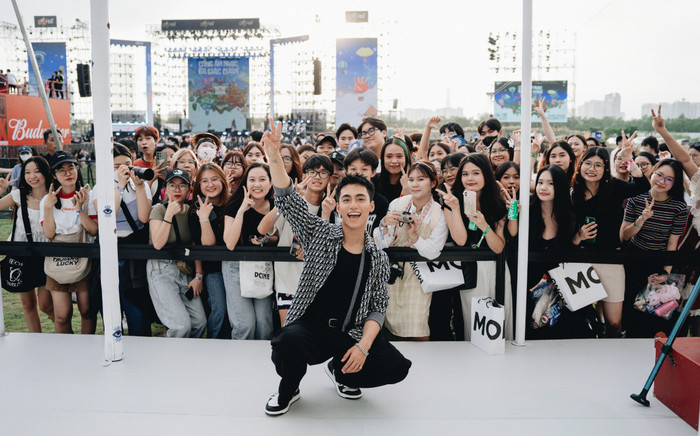 MONO được fan vây kín, xếp hàng giữa thời tiết nắng nóng để được trực tiếp gặp mặt thần tượng Ảnh 2