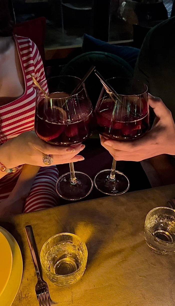 Lâm Khánh Chi đăng tải những hình ảnh ăn tối đầy lãng mạn bên nhân vật này.